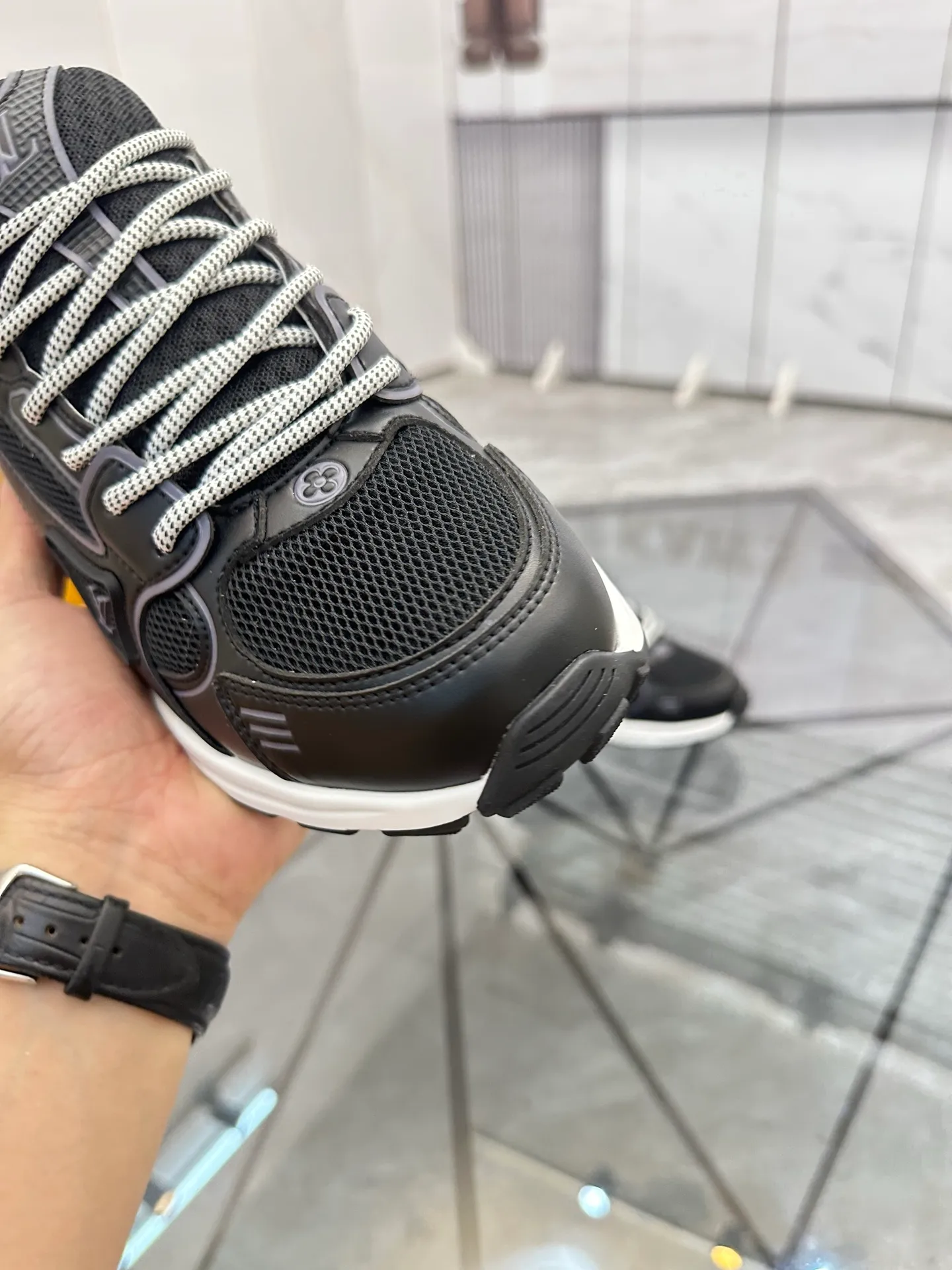 Men's shoes: 💰P660¥ Top quality Product trademark: LV* "Louis Vuitton*" low-top casual shoes Regular size: 35-44 (can be customized to 45.46) Couple style Product materials: Upper imported cowhide stitching original material, breathable lining, original outsole. Number: H218
